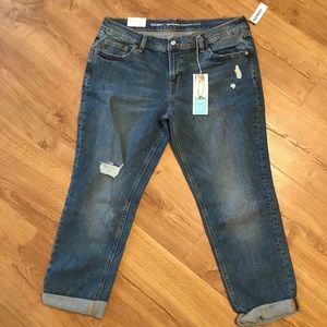 Distressed boyfriend jean